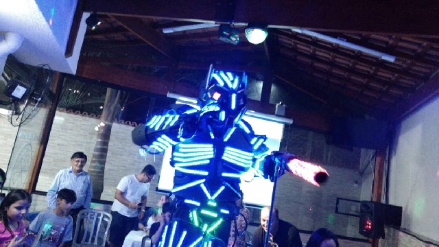 Foto 1 - Robo de led e atrações circense
